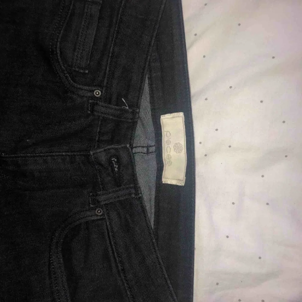 Svarta jeans med slitningar på knäna. Helt ok skick med en liten fläck som syns på tredje bilden, inte helt säker på om den försvinner därav priset.. Jeans & Byxor.