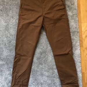 Bruna chinos i storlek 31 - Bruna chinosbyxor i skinny fit från H&M i midjemåttet 31(tum). Använda kanske nått dussin gånger men i gott skick och inga skador. Frakt 66kr
