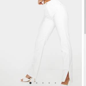 Helt nya vita jeans med split i storlek 12 vilket motsvarar 38. Fick hem dem i fel storlek så därför säljs dem. Pris kan diskuteras vid snabb affär.