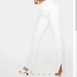 Jeans med split - Helt nya vita jeans med split i storlek 12 vilket motsvarar 38. Fick hem dem i fel storlek så därför säljs dem. Pris kan diskuteras vid snabb affär.