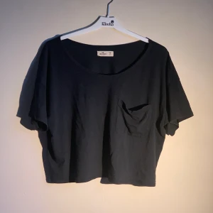 T-shirt från Hollister  - Svart kortare t-shirt från Hollister.