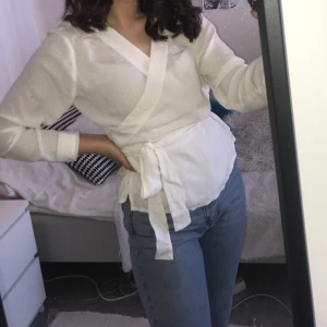 Knytblus från Monki - En superfin blus som ej säljs längre!