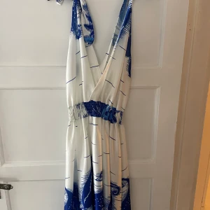 Retro klänning  - Siden retroklänning, aldrig använd. 