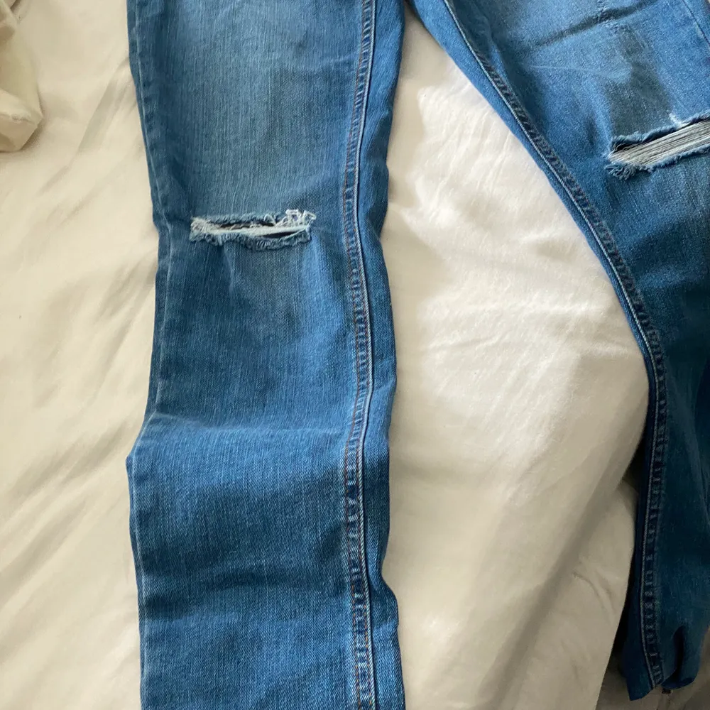 Jeans från NAKD, aldrig använda. Storlek 36 med stretchig passform. Köpare står för frakt💛💛. Jeans & Byxor.