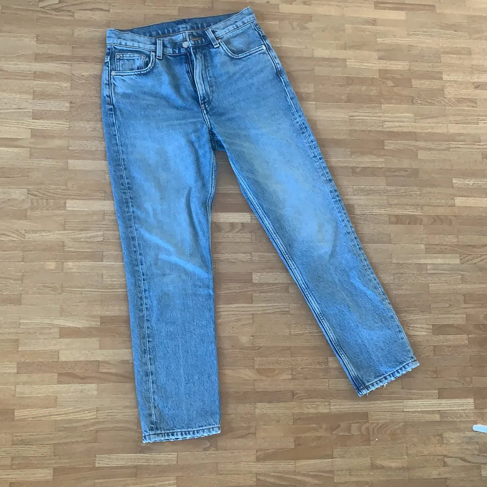 Regular cropped jeans från arket, näst intill oanvända, använda 2 gånger ca. Köpta för 700kr säljer för 300 om många intresserade budgivning. Jeans & Byxor.