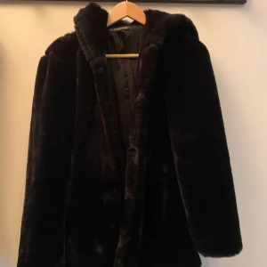 Zara - Fluffig pälsjacka från zara. Stolen XS men passar även S och M 