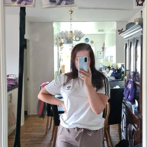 Byxor  - Sköna byxor som passar till att ha en myskväll med sina tjejkompisar men man ändå vill se fin ut🌻 