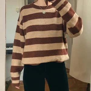 Randig varm tröja - Stickad tröja i otroligt mjukt material. Randig i beige och brun. Går lätt att stoppa in i byxorna för att ha som en tröja, men kan också användas som klänning/tunika. Perfekt för hösten 💞💞💞 hör av er om ni har frågor