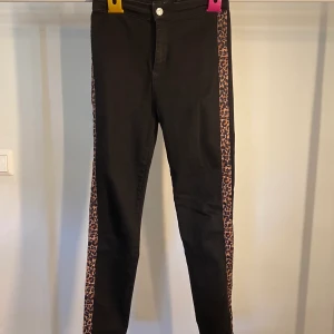 Jeans - Snygga jeans med en leopard detalj! Knappt använda!