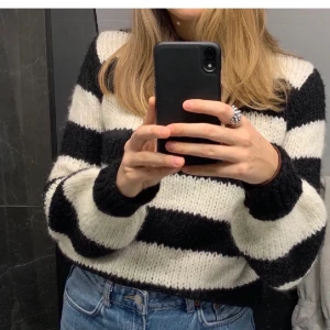 Stickad tröja - Jättefin och mysig stickad tröja. Svart och vit strl 36. Den är tyvärr för liten på mig, därför säljer jag den. Jättefint skick💕