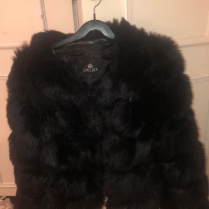 Pälsjacka  - Svart pälsjacka perfekt till höst/vinter