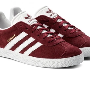 Oanvända Adidas gazzel skor  - Skitsnygga skor från adidas. Aldrig använda då jag fick dom i present med fel storlek.. Modellen Gazell i storlek 38. Skorna är en jättefin vinröd färg! Nypris 900, mitt pris 300:) Hör av er om ni är intresserade:) 