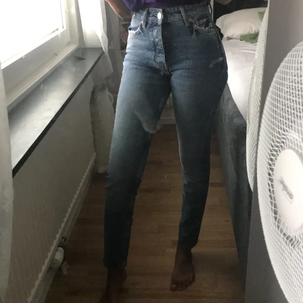 Säljer dessa skit snygga jeansen från Gina tricot i tall modell. Sitter perfekt i längden för mig som är 172 cm tycker även det kan va snyggt när dem är lite längre endast använda 1 gång. Köparn står för frakten😊. Jeans & Byxor.