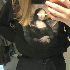 the cool elephant hoodie mona lisa storlek S - Intressekoll på denna snygga hoodie från the cool elephant. Säljer inte vid lägre bud då jag fortfarande tycker mycket om den. Finns inga snören. Står inte för postens strul. Köparen står för frakten. Buda i kommentera💞💞
