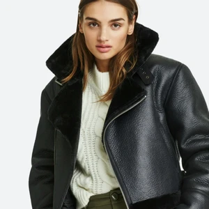 SÖKER Cherry jacka bikbok - Har letat nästan överallt efter denna jacka , då den slutat säljas i butik provar jag även här . Vill köpa denna jacka i storlek M och i bra skick , betalar därefter .