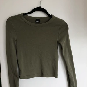 Mörkgrön croppad tröja - Endast använd 1 gång! 