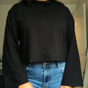 Tröja M/L - Tröja från Korea, öppen i ryggen. Endast använd ett fåtal gånger! Passar M/L 