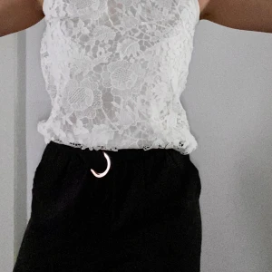 Vitt Crocker Linne med öppen rygg - Linne som är använd ett fåtal gånger. •50% polyester •50% bomull •Dragkedja vid nacken •öppen rygg •44cm längd •42cm bredd