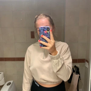 Tröja från gina - En kroppad tröja i beige från Gina tricot. Använd endast två gånger, så den är i nyskick! Fler bilder kan skickas om det önskas <3