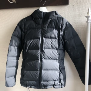 Adidasjacka - Svart dunjacka från adidias av tynnre slag. Nypris 1500kr Pristet kan diskuteras. 