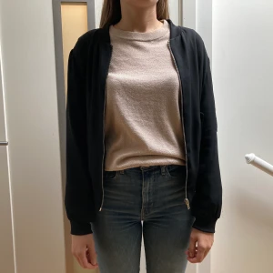 Tunn bomberjacka - Superfin, tunn bomberjacka från Zara som går att matcha till det mesta! Storlek XS men passar även S eftersom jackan har en lös passform. Två fickor framtill och en ficka på vänster arm.⭐️