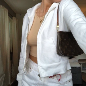 Vit croppad zip hoodie - Säljer denna vita croppade zip hoodie från Brandy Melville🤍 sparsamt använd så bra skick🤍 köpare står för frakt🤎 buda🖤
