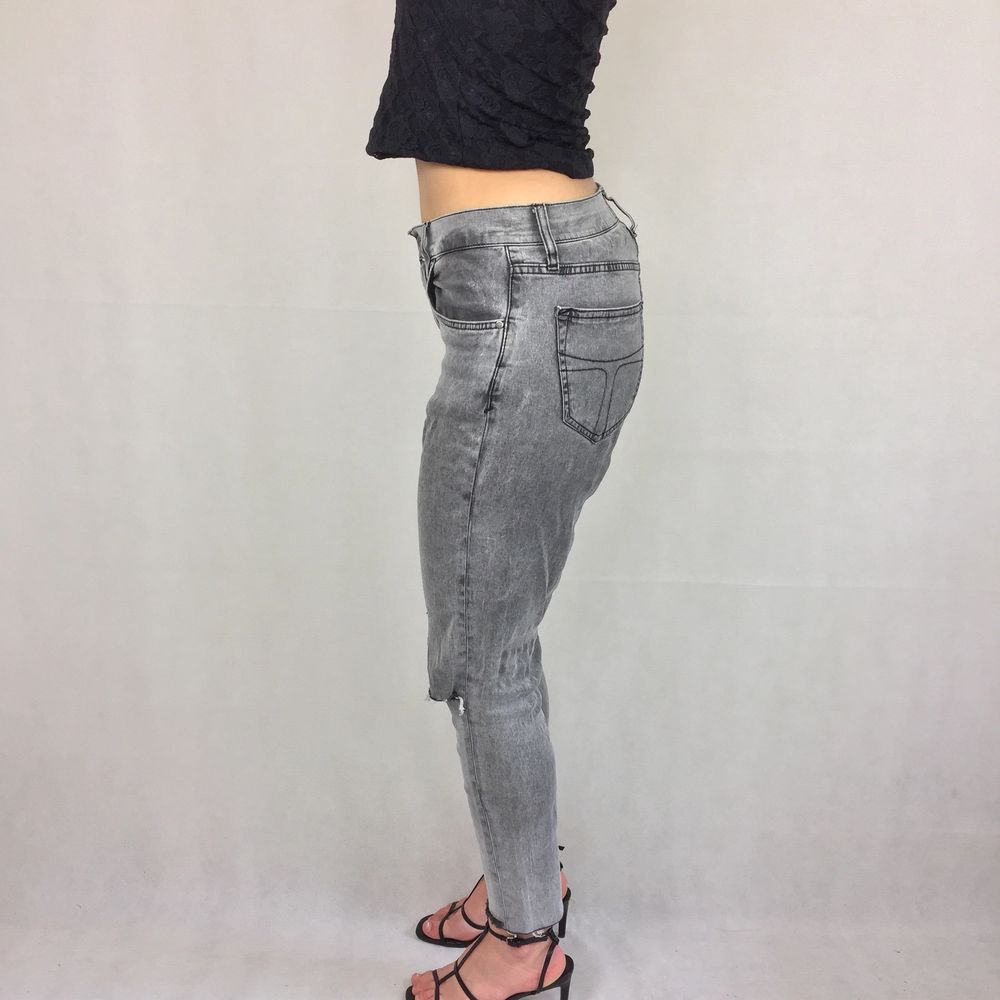 These badass high waisted thin jeans are from Tiger Of Sweden. In great condition! Handmade holes and ruffles at the bottom. Model use S for reference. No return nor refund. Free shipping. Waist 36cm Length (from the waist and down) 91cm. Jeans & Byxor.