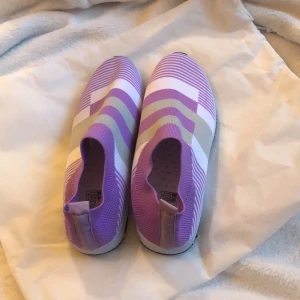 Lila-vita floriday sneakers - Ett par helt oanvända floriday sneakers. Bra att sporta och cykla med. Köparen står för frakt. Buda i kommentarsfältet. Orginalpris 150