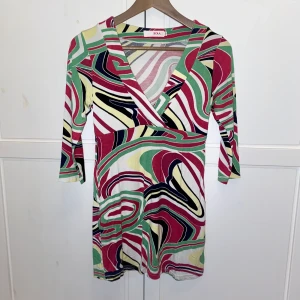 Klänning - Kort trekvartärmad klänning i mönster men vringad omlotturringning. Jättebekvämt och bra material.  Kampanj: KÖP 3 BETALA FÖR 2