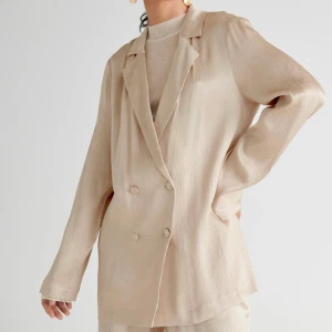 Helt ny blazer (Ginatricot) strl 36 - Säljer en helt ny blazer med prislappen på från Ginatricot i strl 36. Den är så bekväm och elegant! Nypris 499:- mitt pris 250:- 🌸