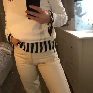 Randig skjorta GinaTricot - Randig blus från GinaTricot men detaljer vid handen, väldigt bra skick