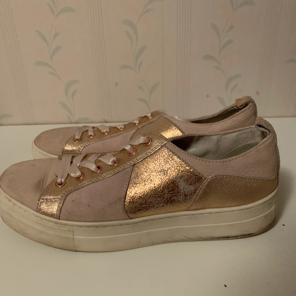 Rosa sneakers strl 40