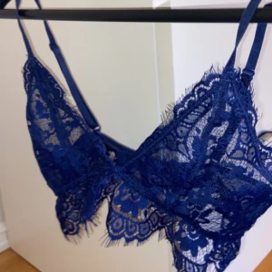  bralette - Säljer min jättefina brallette ifrån nakd som är mörkblå färg och är i storlek Xs och använt max 5 gånger💗 säljer pga ingen användning utav den✨LEDANDE BUD 95kr✨
