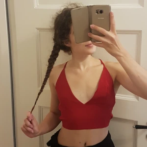 Röd söt SHEIN-topp med snörning i ryggen - Snygg, sensuell, röd topp från Shein med snörning i ryggen (superlånga band)! Jag önskar att den satt bättre över mina små bröst, men då de tyvärr inte lär växa mer 🙄 så säljer jag toppen.😔 Den är helt oanvänd & har endast testat den. ❤ Frakt tillkommer med 22 kr.
