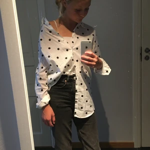 Prickig skjorta - Prickig skjorta väldig fin till vardag och fest. Säljs för att den inte kommer till andvändning. Köparen står för frakten