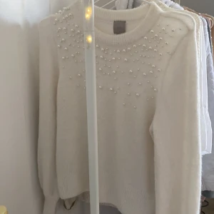 Stickad tröja med pärlor - Superfin tröja ifrån HM! Köpt för 399kr o har bara används en gång då den är för liten. Den är i storlek S/36 men skulle även passa en XS/34. Alla pärlor sitter kvar o den är verkligen i nyskick. 