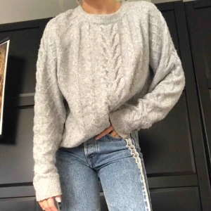  - En ljusgrå kabelstickad tröja med mönster🤍 varm och mysig