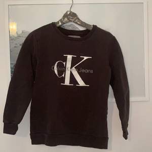 Grå calvin klein sweatshirt i storlek XS. köpte för 999, Säljer för minst 500, buda.