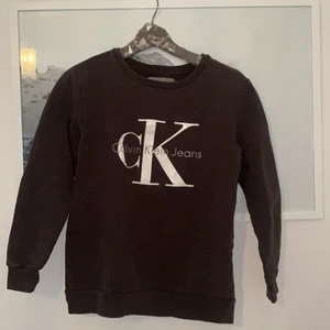 Calvin Klein Sweatshirt - Grå calvin klein sweatshirt i storlek XS. köpte för 999, Säljer för minst 500, buda.
