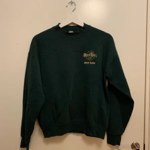 Sweatshirt storlek M - Grön sweater med hardrock café-logga! Storleken är M men passar S. Buda i kommentarerna! Senaste bud: 240kr — BUDGIVNING AVSLUTAS ONSDAG 30/9 KL 23:59 — 