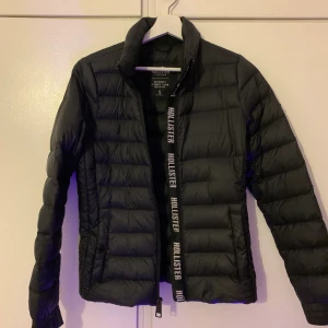Vinter/höstjackan från hollister - Säljer nu min vinter/höstjackan från hollister, den är i fint skick men har ett litet hål på ena armen men de går lätt att laga. Köptes för cirka 800 ny:)