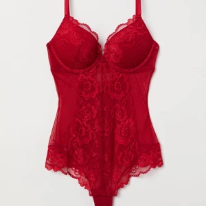 Body - Säljer min röda body som tyvärr var för liten för mig! Skulle säga att den är i stl xs/s och kupan är kanske 70A/ 70B. Säljer den för 40 + frakt❤️