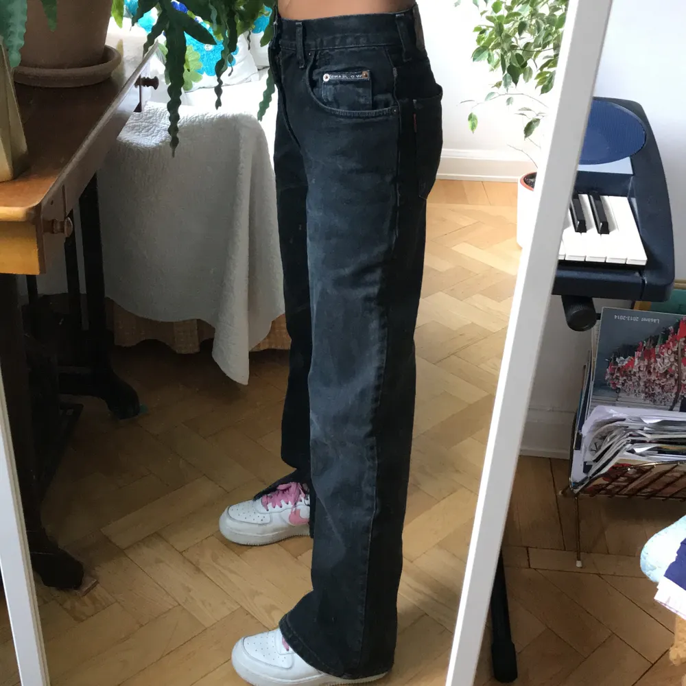 Jätte fina svarta jeans med slits, har sytt slitsen själv vet inte storleken dem är köpta från humana men skulle säga att de passar 34 och även 36, jag är 162 frakten kostar 79kr. Jeans & Byxor.