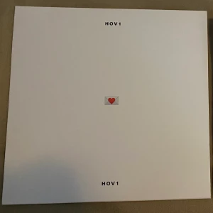 Signerad Hov1 LP skiva - Signerad Hov1 LP skiva köpt på signeringen i Stockholm 2018. Köptes för 200, säljer för 150 (+ frakt 105kr) Vid flera intresserade blir det budgivning med 20 kr plus🤍