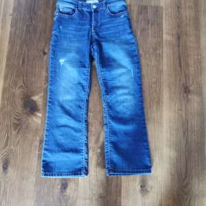 Jacqueline de yong jeans (Cropped fleard)  - Säljer mina jacqueline de yong jeans, cropped flared. Materialet är stretchit. Jättesnygga men tyvärr så är den alldeles för korta för mig, jag är ca 165 cm men har väldigt långa ben! Storlek 38. köptes för runt 250kr säljs för 90kr. 