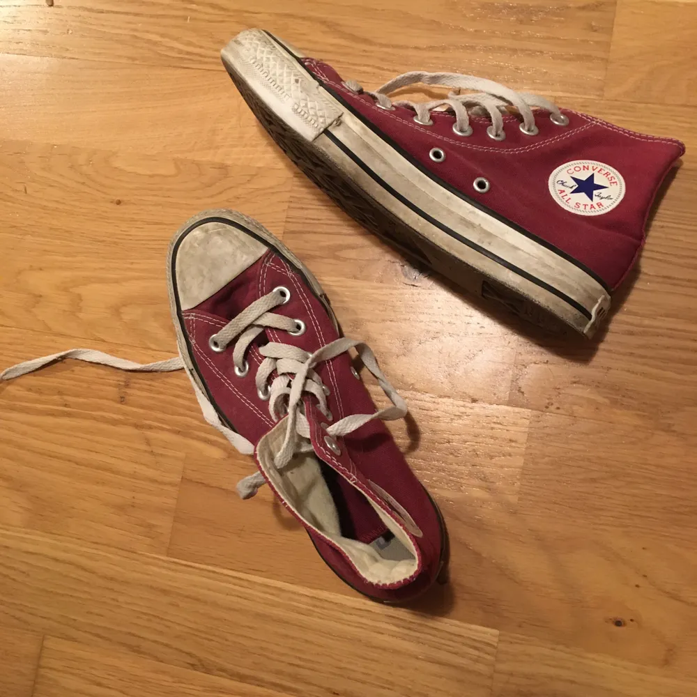 Säljer mina converse i storlek 37. Använda men de har mycket kvar att ge. En enkel tvätt skulle nog göra mycket :) Buda på i privata meddelanden!. Skor.