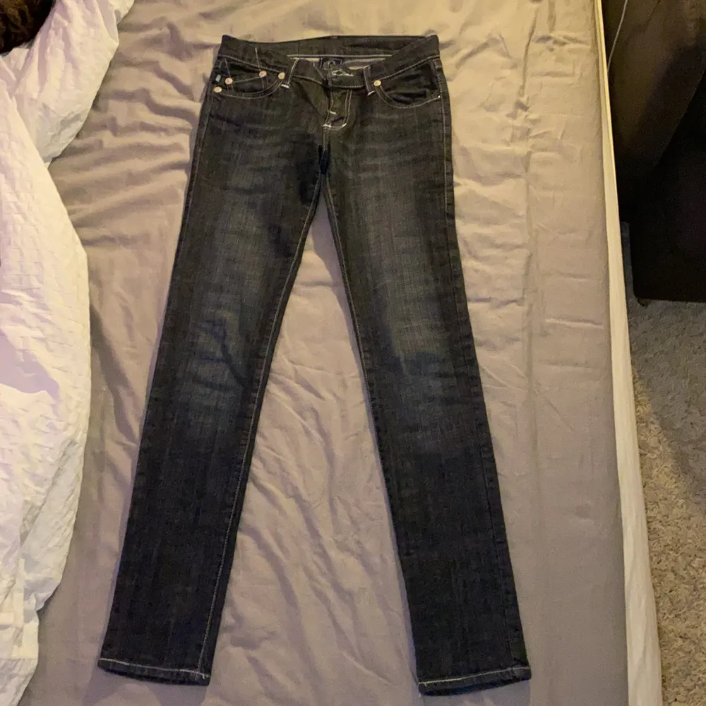 Ett par supersnygga Victoria Beckham jeans med den klassiska loggan på bakfickorna. De är blå/grå och rätt långa i modellen. Jag är 173 och längden är perfekt för mig. Man kan klippa av/sy upp de om de skulle vara för långa :) buda i kommentarerna . Jeans & Byxor.