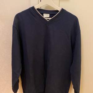 Säljer denna mörkblåa sweatshirt med en v-ringad krage! Jätteskönt material och väldigt stilren! 