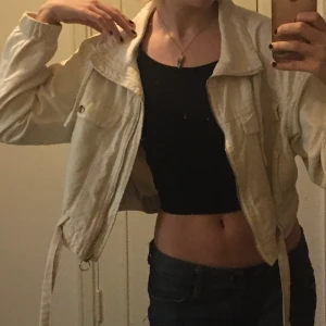 jacka från pull & bear - Asfräsch jacka från pull & bear, använd typ 1 gång! Storlek xs men passar upp till m!! Passar ej min stil men ett magiskt tillskott till din garderob