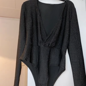 Svart glitter body strl L - Svart glitterbody i strl L. V-ringad. Aldrig använt. Går att frakta 💗